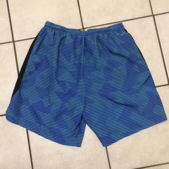 Men’s NWOT Nike Line Stripes Swim Trunks - Picture 2 of 3